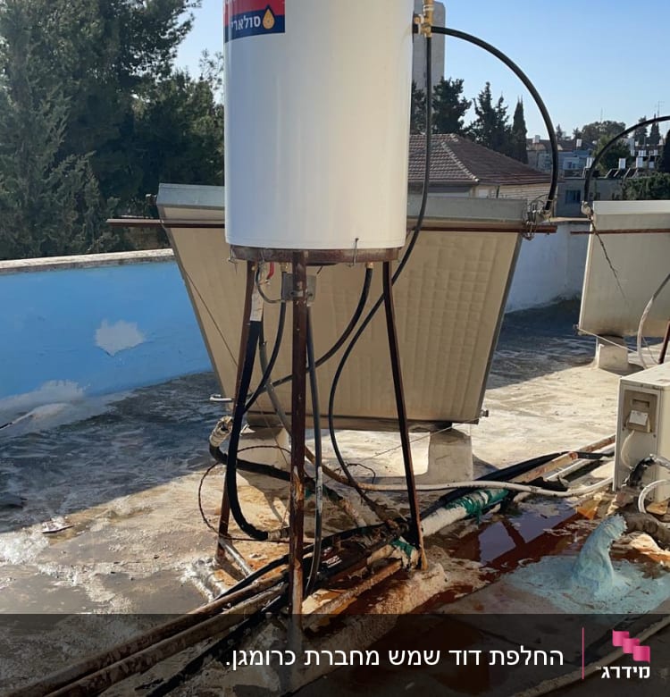 דוד שמש עם צינורות על גג בניין